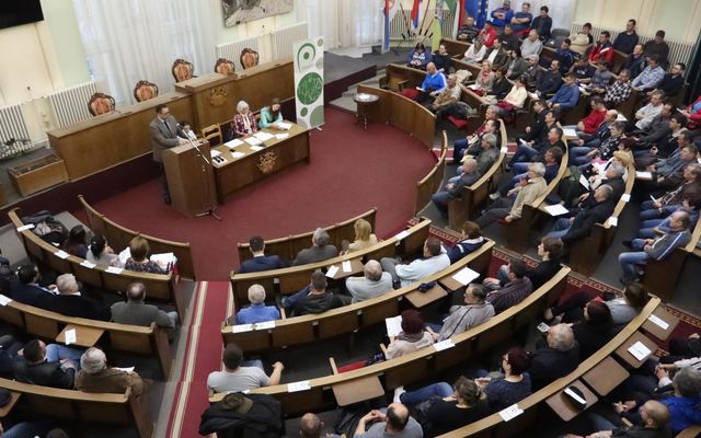V. pályázati körrel kapcsolatos tájékoztató lakossági fórum Zentán (képek)