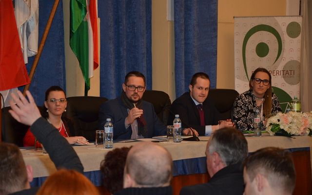 V. pályázati körrel kapcsolatos tájékoztató lakossági fórum Magyarkanizsán (képek)