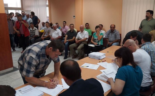 Szerződésaláírás méhekre és tenyészállatokra (képek)