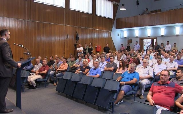 Szerződésaláírás az egyéni vállalkozók, illetve a mikro- és kisvállalkozások eszközbeszerzésére kiírt pályázat nyerteseivel