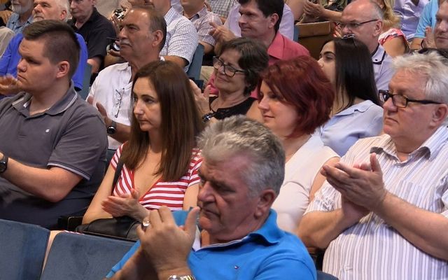 Szerződésaláírás az egyéni vállalkozók, illetve a mikro- és kisvállalkozások eszközbeszerzésére kiírt pályázat nyerteseivel