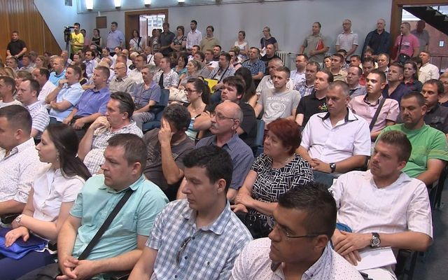 Szerződésaláírás az egyéni vállalkozók, illetve a mikro- és kisvállalkozások eszközbeszerzésére kiírt pályázat nyerteseivel