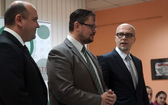 Szerződésaláírás a Pályakezdők vállalkozóvá válásának támogatására – START UP kiírt pályázat kapcsán (képek)