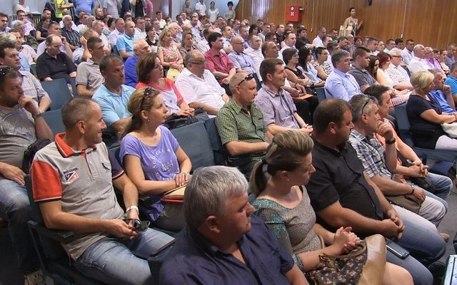 Szerződésaláírás az egyéni vállalkozók, illetve a mikro- és kisvállalkozások eszközbeszerzésére kiírt pályázat nyerteseivel