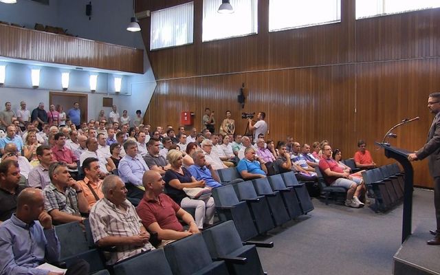 Szerződésaláírás az egyéni vállalkozók, illetve a mikro- és kisvállalkozások eszközbeszerzésére kiírt pályázat nyerteseivel