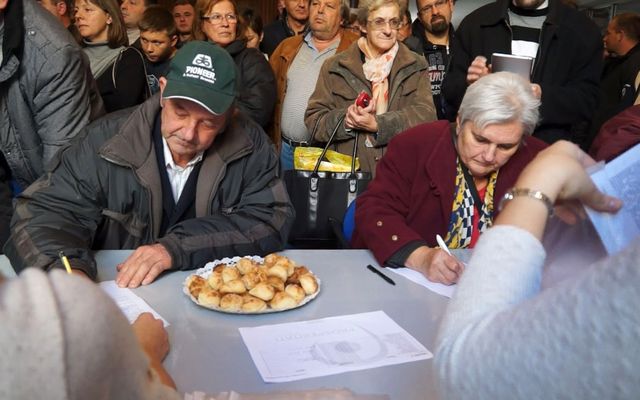 Szerződésaláírás a nyertes pályázókkal (képek)