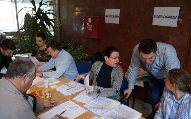 Szerződésaláírás a nyertes pályázókkal (képek)