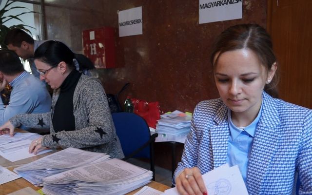 Szerződésaláírás a nyertes pályázókkal (képek)