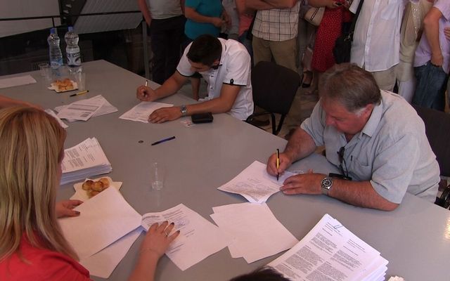 Szerződésaláírás a nyertes pályázókkal (képek)