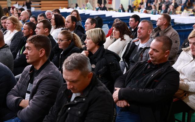 Ünnepélyes szerződéskötés a mezőgazdasági fejlesztések támogatására és a falusi házak vásárlására kiírt pályázatok forrás függvényében nyertes pályázóival