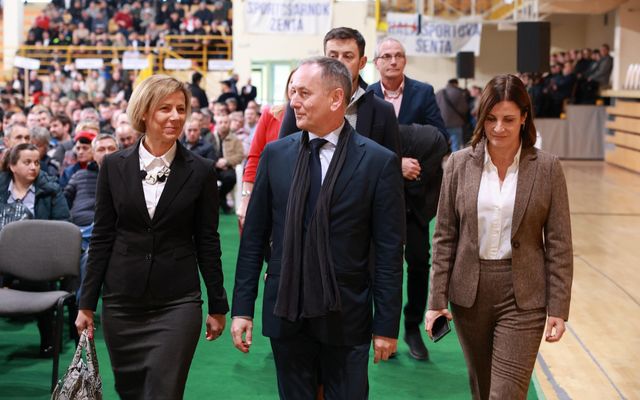 Ünnepélyes szerződéskötés a mezőgazdasági fejlesztések támogatására és a falusi házak vásárlására kiírt pályázatok forrás függvényében nyertes pályázóival