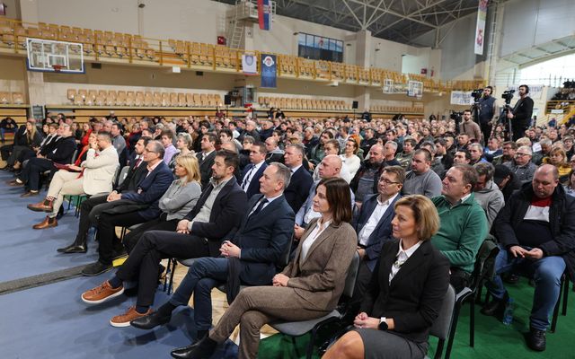 Ünnepélyes szerződéskötés a mezőgazdasági fejlesztések támogatására és a falusi házak vásárlására kiírt pályázatok forrás függvényében nyertes pályázóival